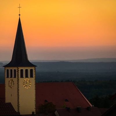 Bild vergrern: Pfarrkirche St. Stephanus im Sonnenuntergang