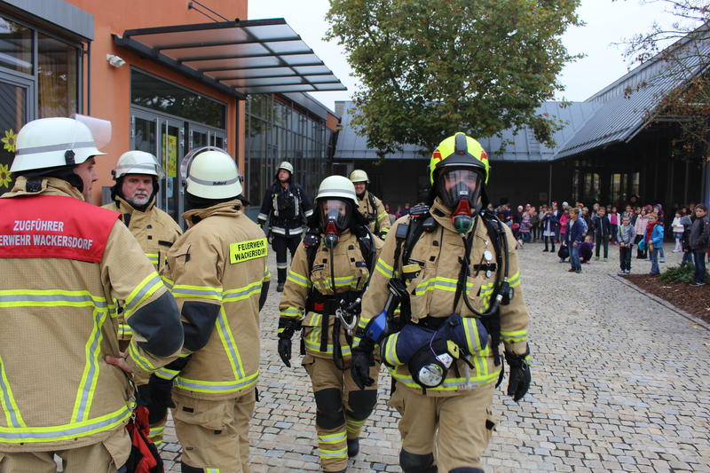 Einsatzübung der Feuerwehr an der Wackersdorfer Schule (6)