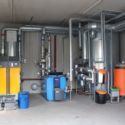 Bild vergrern: Biomasseheizwerk: Links die Zufhrung der Hackschnitzel in den Brennofen, mittig der Gasofen, rechts der Pufferspeicher