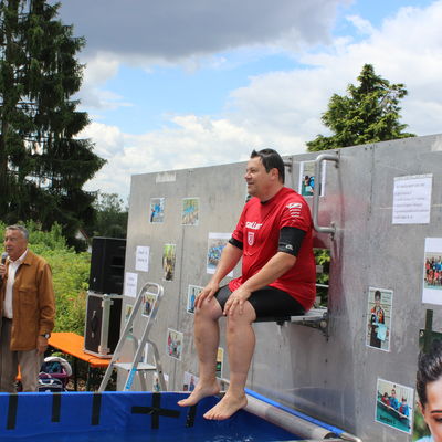 Bild vergrößern: Bürgermeister Falter geht für einen guten Zweck baden