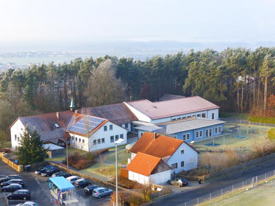 Bild vergrern: Der Kindergarten Regenbogen in Wackersdorf. Noch nicht im Bild: der Anbau mit zwei Krippeneinheiten.