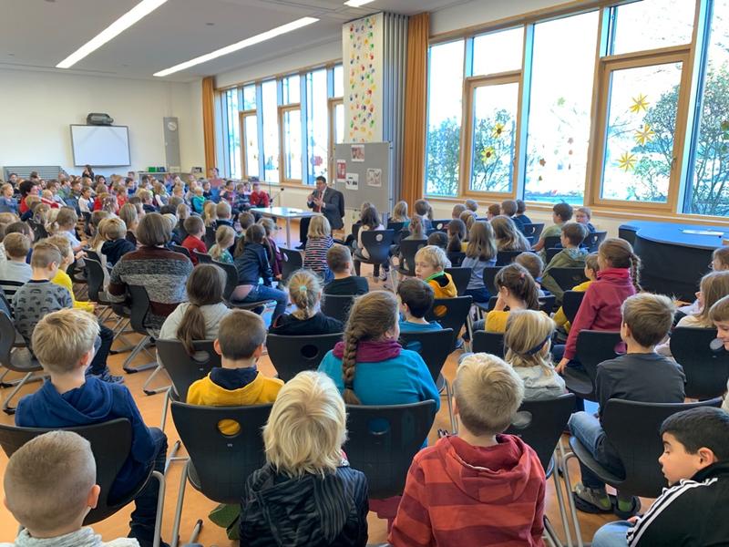 Vorlesetag an der Wackersdorfer Schule mit Bürgermeister Thomas Falter