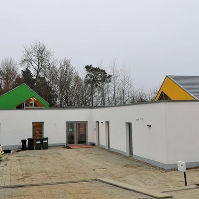 Bild vergrern: Das Johanniter-Kinderhaus: Auenansicht Zufahrt