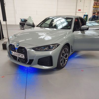 Bild vergrern: Serienfertigung startet - Cockpits fr den neuen BMW i4 (3)