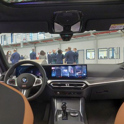 Bild vergrern: Serienfertigung startet - Cockpits fr den neuen BMW i4 (4)