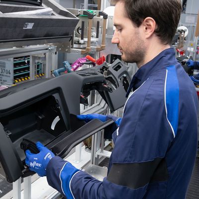 Bild vergrern: Serienfertigung startet - Cockpits fr den neuen BMW i4 (5)