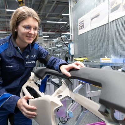 Bild vergrern: Serienfertigung startet - Cockpits fr den neuen BMW i4 (6)