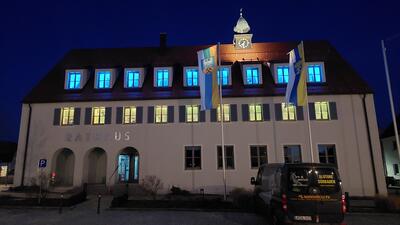 Bild vergrößern: Die Gemeinde Wackersdorf illuminiert das Rathaus derzeit in den Nationalfarben der Ukraine.