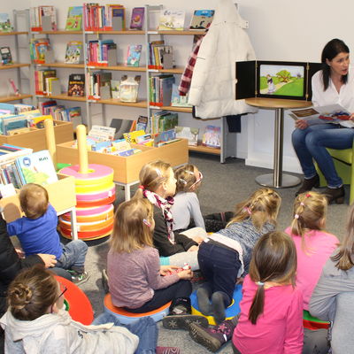Bild vergrößern: Einmal im Monat findet im Mehrgenerationenhaus eine Vorlesestunde für Kinder statt.