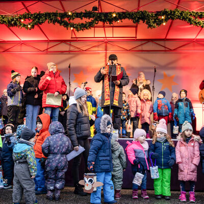 Bild vergrern: Erffnet wurde der Weihnachtsmarkt mit einer Lichterandacht, die von der Kirche St. Stephanus und dem Kinderhaus Regenbogen gestaltet wurde.