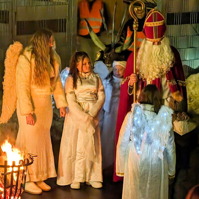 Bild vergrern: Auch der Nikolaus und seine Engel statteten dem Markt einen Besuch ab und verteilten Geschenke an die Kinder.
